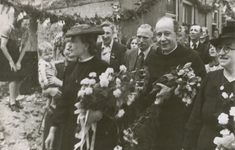 860695 Afbeelding van pastoor Sebastianus van Nuenen (1898-1966) in de feestelijke optocht door Wijk C te Utrecht, ...